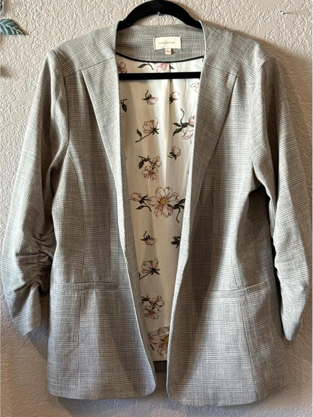 Skies Are Blue Women's Light Gray Plaid Blazer with Floral Lining Size L